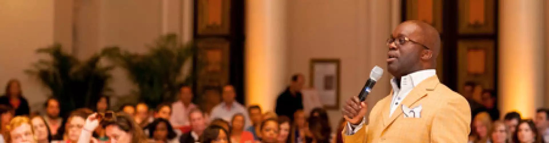 Storyselling - How to Emotionally Brand a  Customer Experience - Online Class by Simon T.  Bailey 