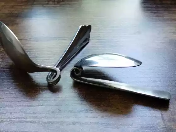 Spoonbending - A workshop on bending reality