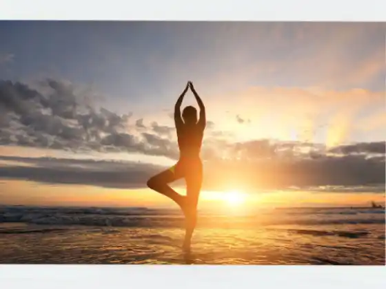 Flujo de yoga al amanecer